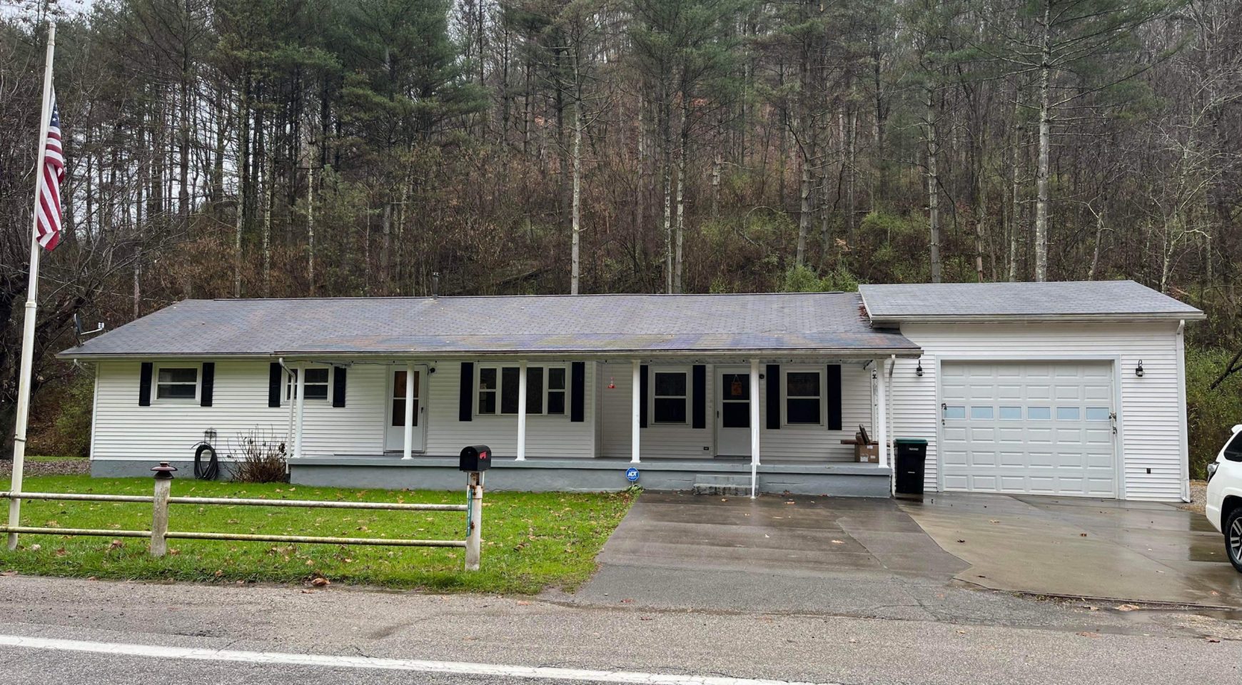 NEW LOWER PRICE!3 bedroom, 1.5 bath homeArnoldsburg WV Country